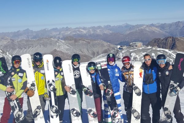 Gruppe Snowboard mit Ester Ledecka (3.v.l.)
